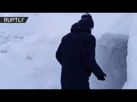 شاهجد روسي يبحث عن سيارته وراء 7 أمتار من الثلج