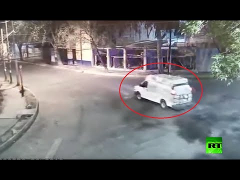 شاهد نزلاء يفرون من سجن المكسيك بسيارة الشرطة