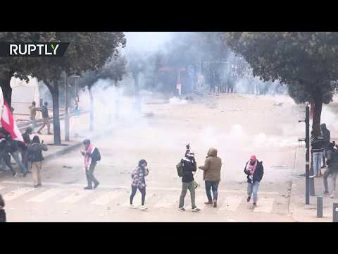شاهد الأمن اللبناني يستخدم الغاز المسيل للدموع وخراطيم المياه لتفريق المحتجين في بيروت