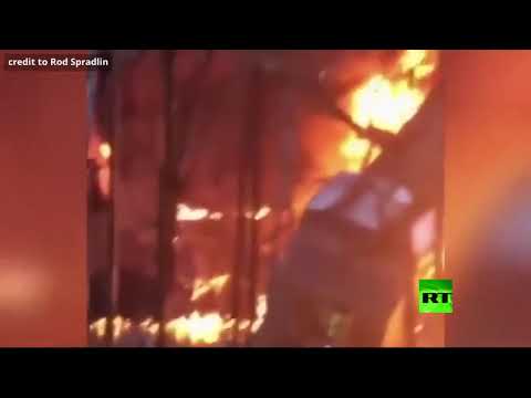 شاهد خروج قطار عن القضبان وتسرب مواد كيميائية