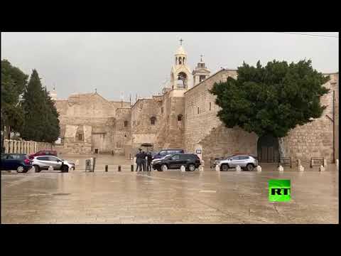 شاهد ساحه المهد خالية بعد قرار السلطات الإسرائيلية منع دخول حافلات السياح لبيت لحم