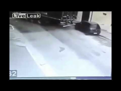 سائق يسرق سيارة في طريقه دون أن يدري