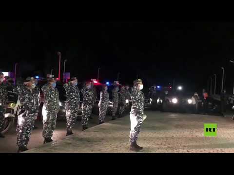 شاهد قوات الأمن اللبنانية تُقدم التحية لأطباء مستشفى رفيق الحريري