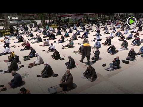 شاهد المئات يتجمعون لصلاة الجمعة في تركيا بعد أسابيع من الإغلاق