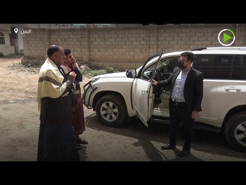 شاهد طبيب فقراء اليمن يرفع شعار أوقفني إذا كنت تريد استشارة طبية