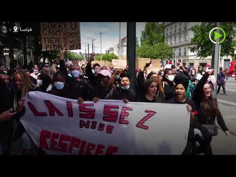 شاهد متظاهرون يتسلقون تمثالًا في نانت الفرنسية ويرددون شعارات ضد للعنصرية