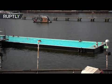 شاهد سكان برلين الألمانية يتوجهون إلى سفينة الحمام بسبب موجة الحر