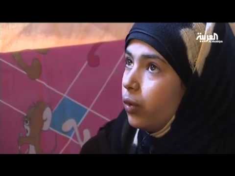 طفلة سورية تلعب دور الأم والأب عقب غياب أهلها