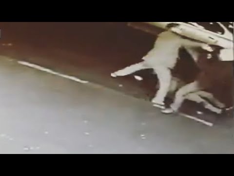 فتاة تعتدي على رجلين بالضربة القاضية 