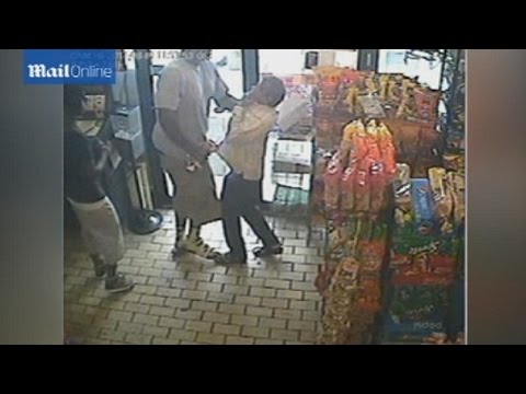 لص قوي البنية يسرق متجرًا في ولاية ميسوري الأميركية