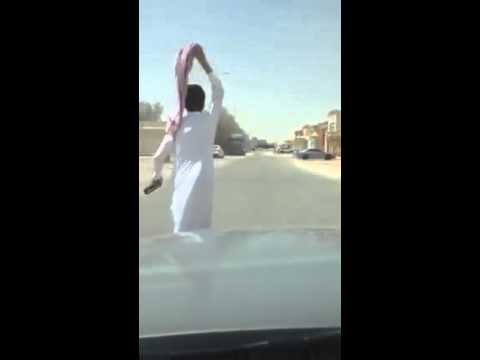 سعودي يفشل في إيقاف سيارته