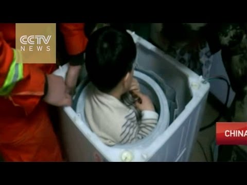 استخراج طفل من داخل غسالة في الصين