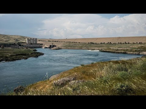 تراجع مستوى مياه سد الموصل يكشف عن مناظر جيولوجية فريدة تجذب السياح