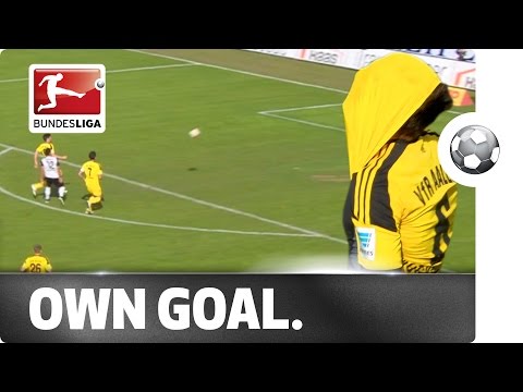 لاعب يحرز هدفًا رائعًا في مرماه في الدوري الألماني