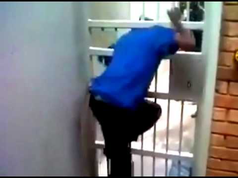 شاب يهرب من باب السجن