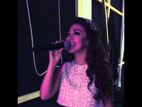 الفنانة ميريام فارس تغني في حفل زفاف