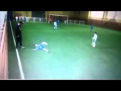 مدرب يضرب طفل خلال مباراة للكرة الخماسية في روسيا