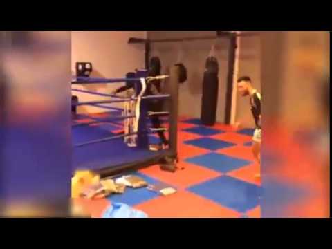 موقف محرج للاعب الإيطالي ماريو بالوتيلي بالفيديو