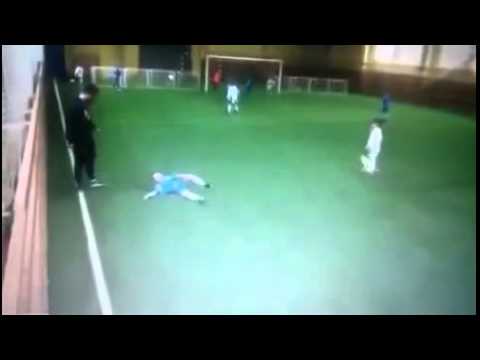 مدرب يضرب أحد تلاميذه الصغار