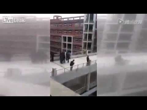 تلميذ ينتحر بالقفز من الدور الرابع في مدرسته