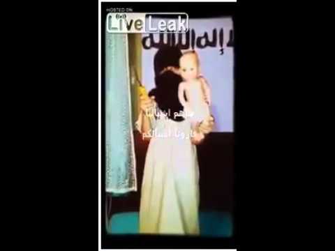 فتاة تقلد داعش وتقطع رأس دميتها مرددة الله أكبر