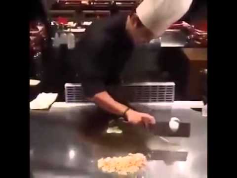 شاهد مهارة فائقة لطباخ فى رسم قلب بالبيض