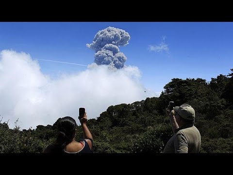 شاهد ثورة بركان توريالبا في كوستاريكا