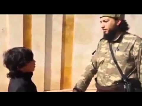 داعشي يلقن طفلًا قسم الولاء للجماعة ويعرفه بمبادئ الجماعة المتطرفة