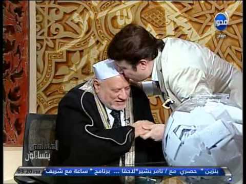 سعيد يقبل رأس أحمد عمر هاشم عرفانًا بتاريخه شاهد