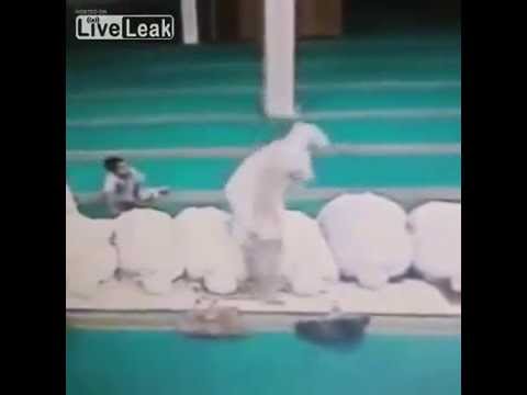 امرأة تستغل سجود المصليات وتسرق حقائبهن