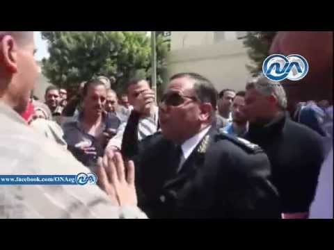 سيدة تبكي لعدم توظيف ابنتها في وظائف المعلمين