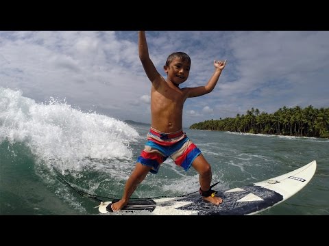 بالفيديو طفل يهوى صيد الأمواج الكبيرة