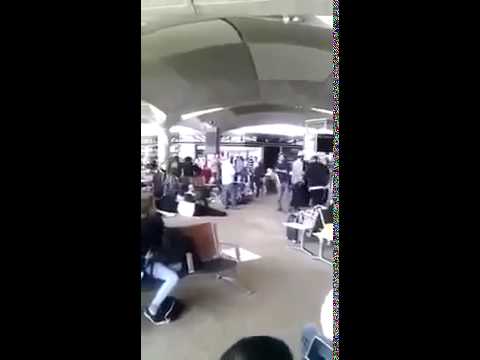 رقصة لشبان يهود داخل مطار أردني تثير الغضب