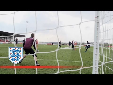 شاهد رونى وويلباك يسخران من جو هارت