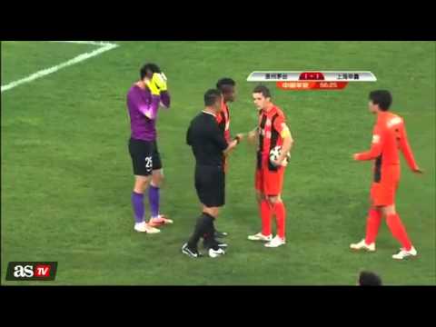 زميلان يتشاجران على تنفيذ ركلة جزاء