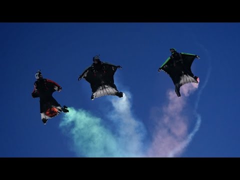 قافزون بالمظلات على طريقة الأبطال الخارقين