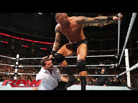 راندي أورتن يرعب رولينز وعناصر الأمن