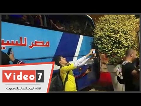 الجماهير تعاني من أجل التقاط الصور مع أبو صلاح
