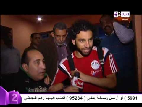 شاهد صلاح يلتقط الصور مع الجماهير بعد ودية غينيا