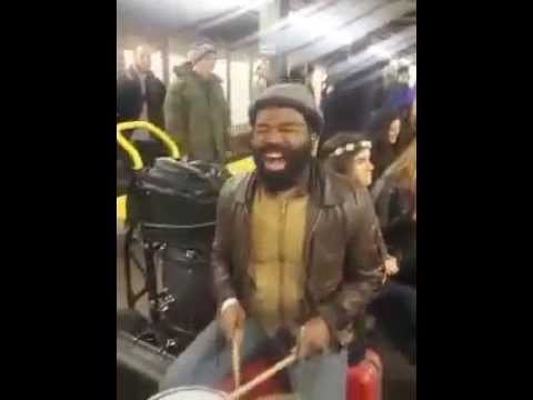 فيديو رجل يُبهر ركاب مترو نيويورك