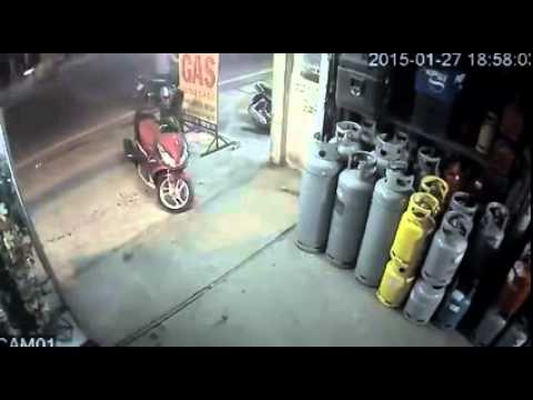 شاهد كيف قام اللص بسرقة الدراجة النارية
