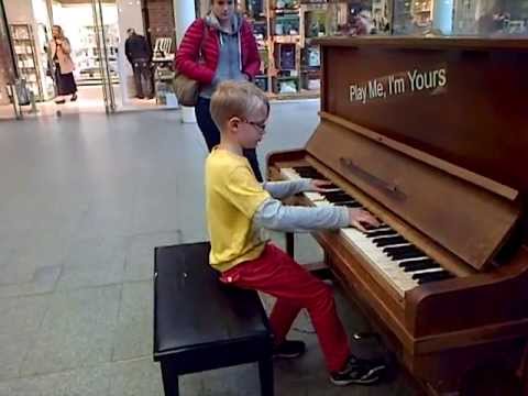 طفل يبهر المارة بعزفه على البيانو دون معلم