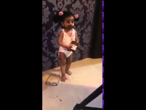 بالفيديو طفلة تُغطي نفسها بالشيكولاتة
