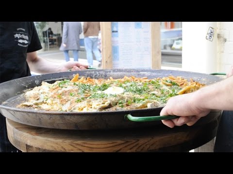 فيديو طاهي إنجليزي يُعِد أكبر طبق أومليت