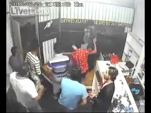 بالفيديو صاحب محل ينصب كمينًا للص ويلقنه ضربًا موجعًا