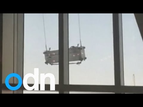 بالفيديو سبايدر مان ينجو من السقوط على ارتفاع 91 طابق