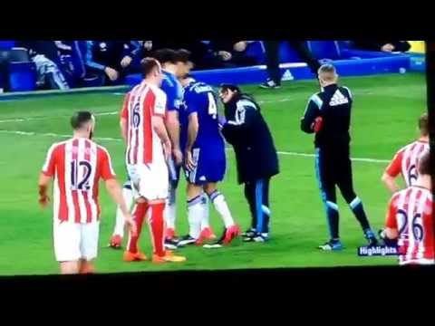 فيديو فابريغاس يتعرض لإصابة خطيرة في أنفه