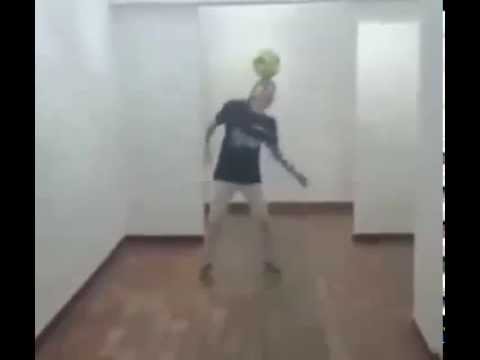 شاهد فتاة موهوبة تظهر مهاراتها في كرة القدم