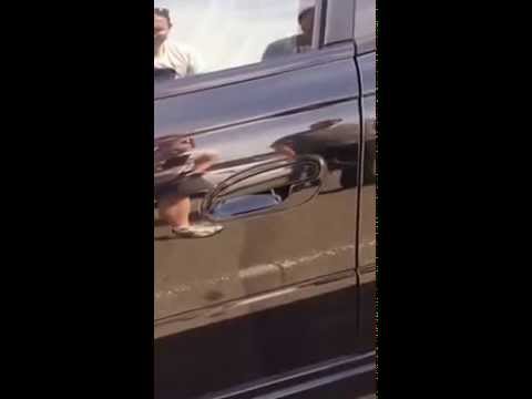 رجل يعجز عن فتح باب سيارته