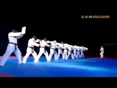 شاب يستعرض مهاراته في تحطيم الألواح الخشبية